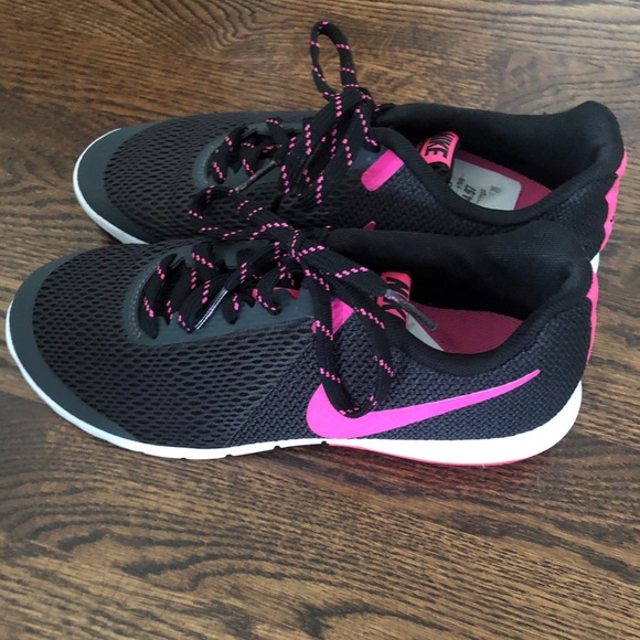 nike hot pink and black running shoes